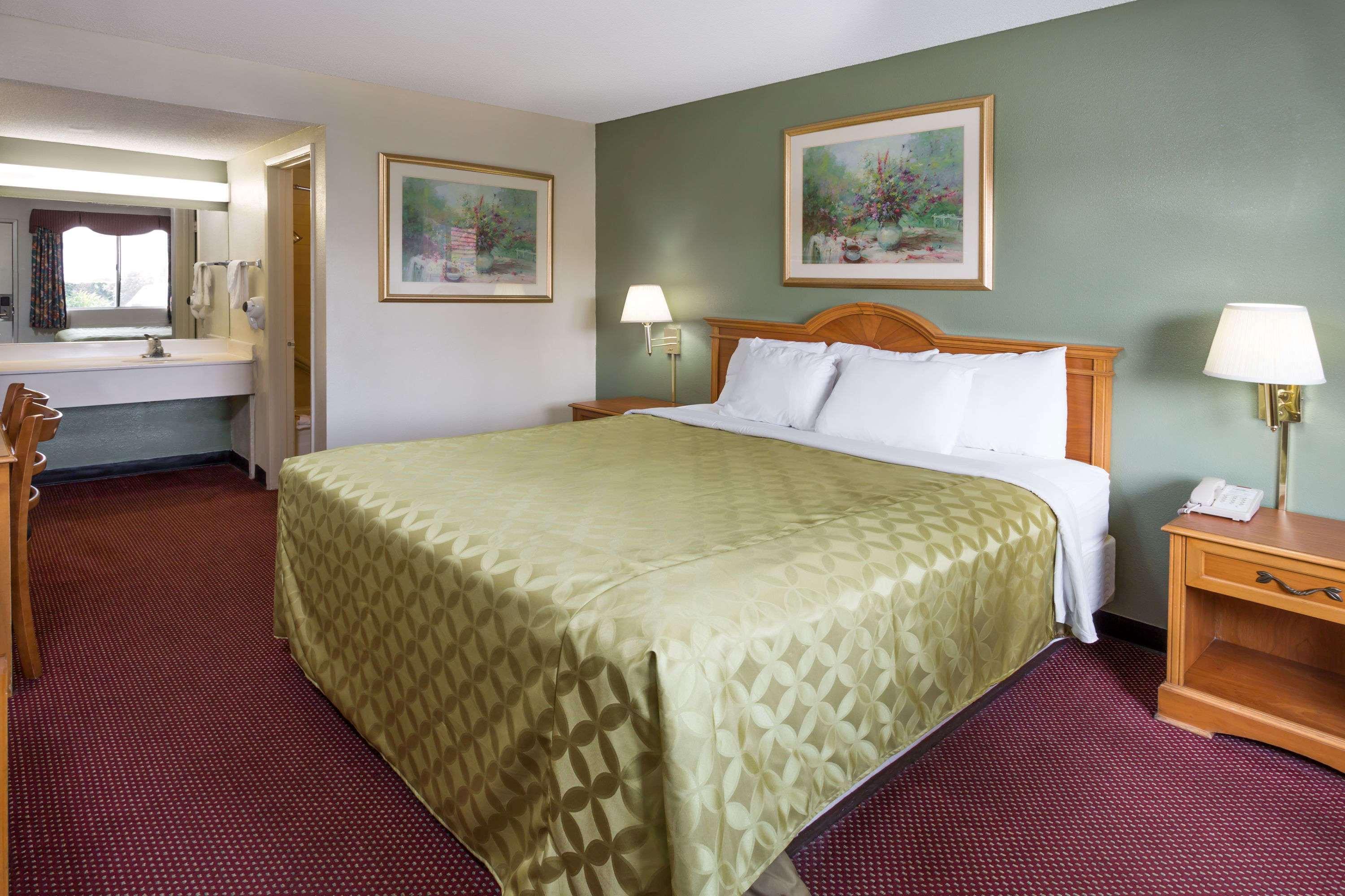 Hotel Days By Wyndham In San Bernardino